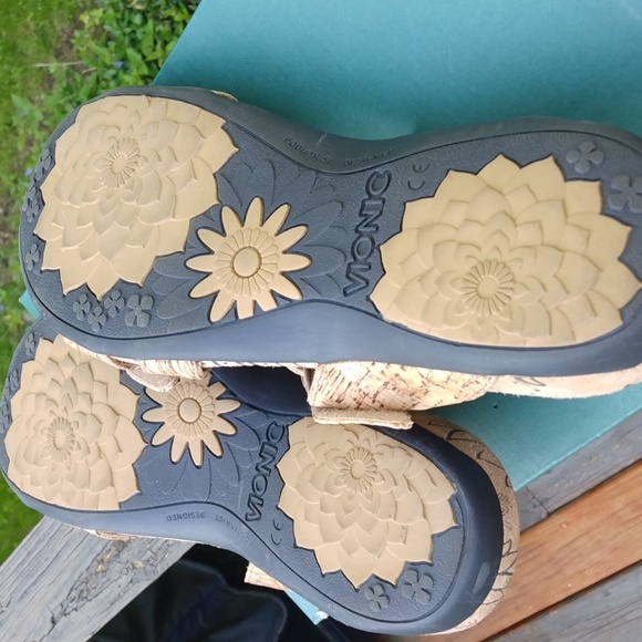 LIKE NEW! VIONIC CORK , VELCRO SANDALS - Picture 4 of 5